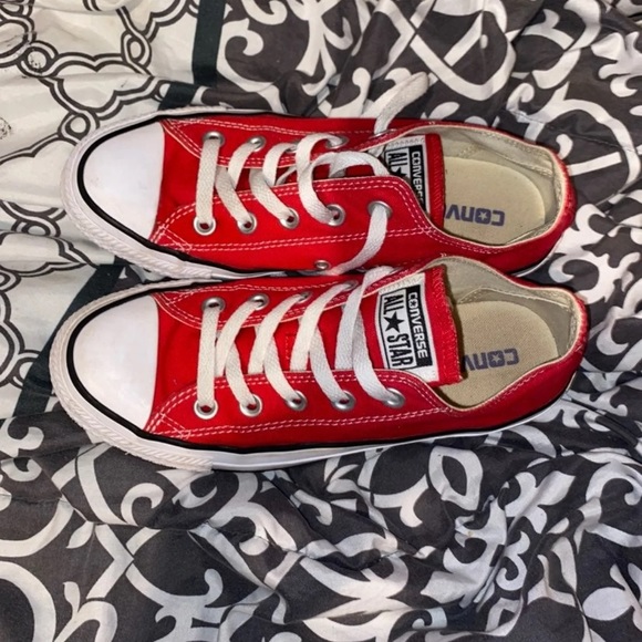 Red converse - Picture 2 of 6